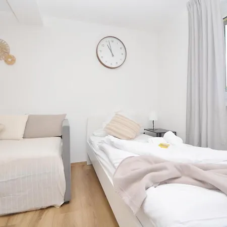 Co10-12 Hi In Apartment *